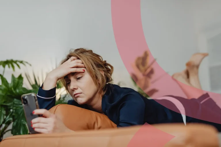 une femme de la quarantaine en situation de stress chronique devant son téléphone
